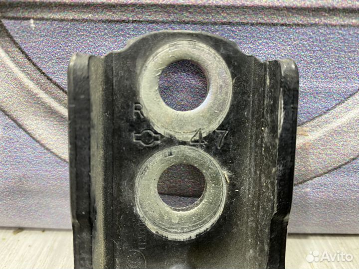 Петля двери Nissan almera G15 Лев