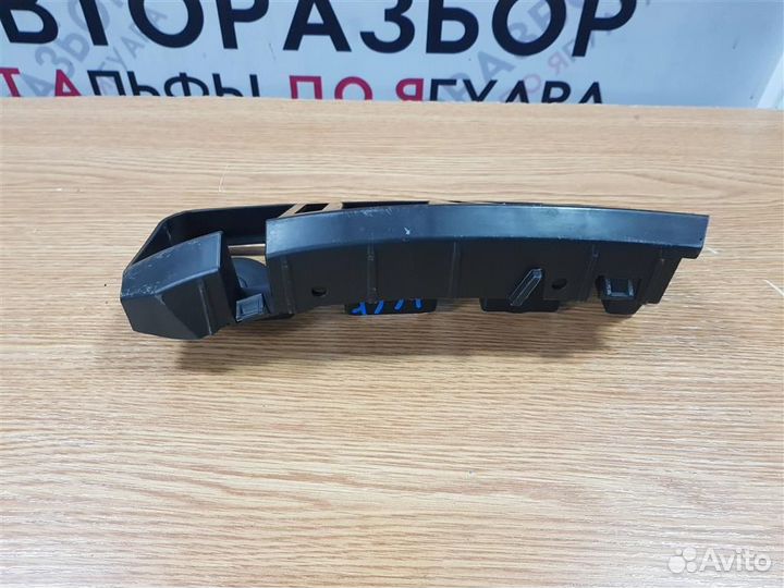 Кронштейн заднего бампера правый Skoda Rapid 201