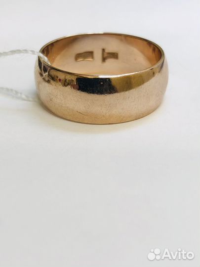 Золотое обручальное кольцо
