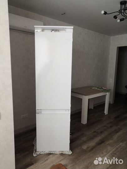 Холодильник Indesit INC20 T321 EU сломанный