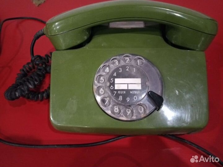 Старинный телефон с диском
