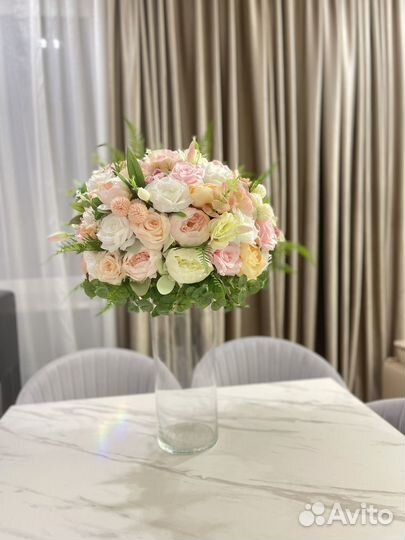 Аренда стоек с цветами на свадьбу