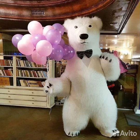 Белый мишка Умка поздравляет