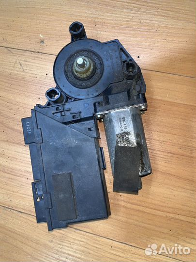 Моторчик стеклопод задний правый audi a8 d3