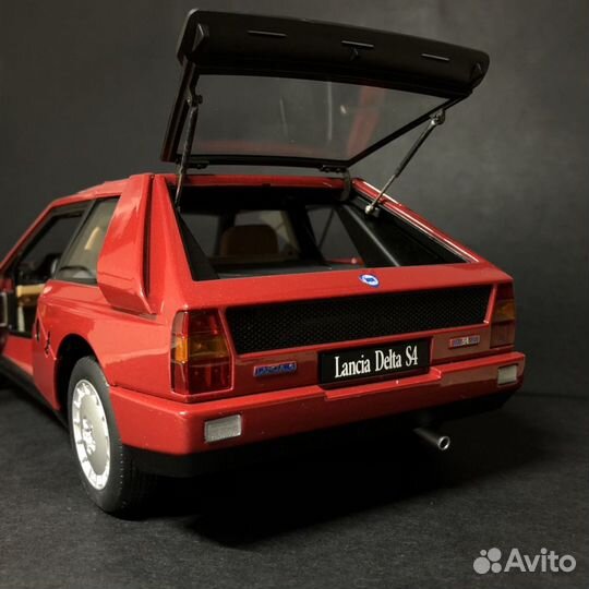 Модель Lancia Delta S4 Autoart Signature 1:18