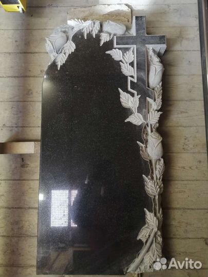 Памятники на Ириновском