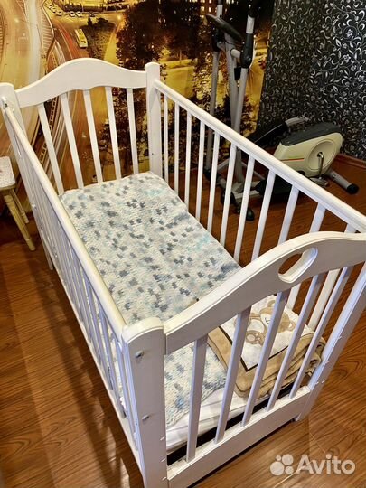 Детская кроватка с маятником и ящиком