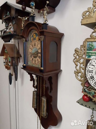 Старинные настенные часы с боем