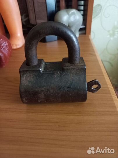 Навесной замок старинный