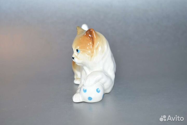 Котёнок с мячом фарфоровая статуэтка