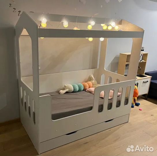 Детская кровать с бортиком и ящиками