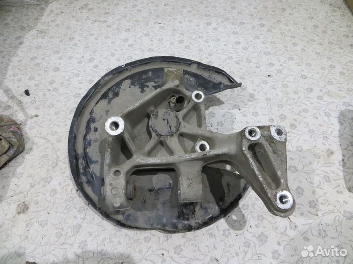 Кулак задний левый Vw Passat B6