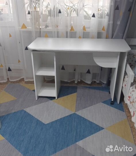 Письменный стол белый