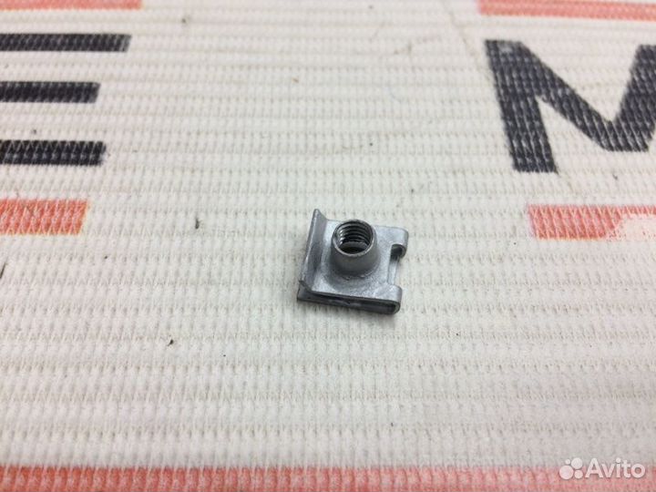 Клипса панели приборов Volkswagen Touareg 7L