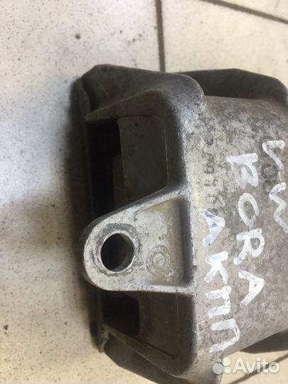 Подушка коробки передач левая Volkswagen Bora