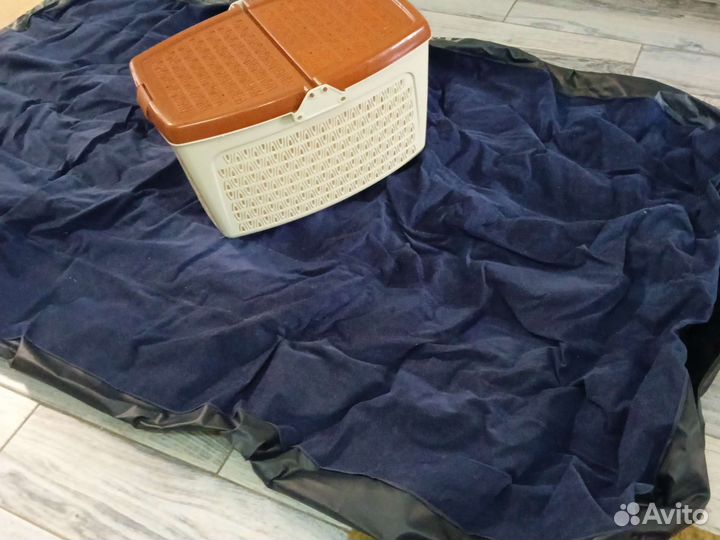 Матрас надувной и пластиковая корзина