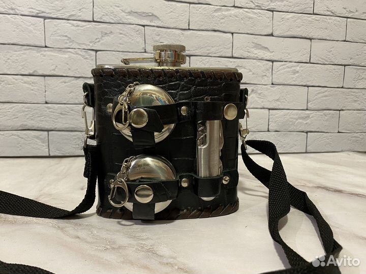 Набор туриста, фляга со складными стаканчиками