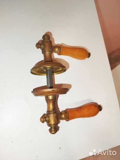 Дверные ручка,латунь,рукоятка орех