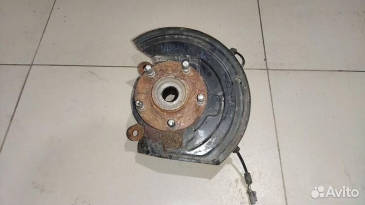 Кулак передний левый Nissan Qashqai+2 рест. 2010