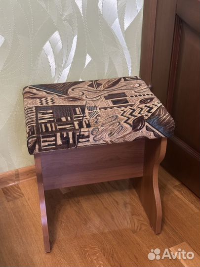 Стул-пуф для туалетного столика