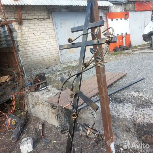 Оградки на кладбище, кресты из металла