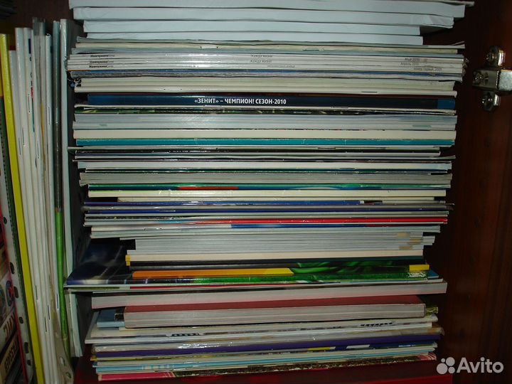 Коллекция из 2500 футбольных справочников