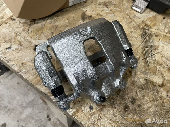 Суппорт передний левый киа рио хендай солярис