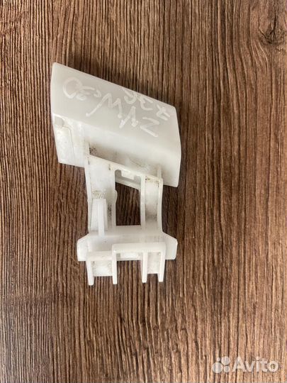 Крепление бампера заднее левое Toyota Prius ZVW30