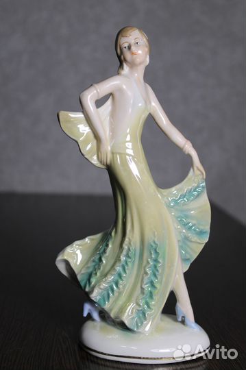 Фарфоровая статуэтка 
