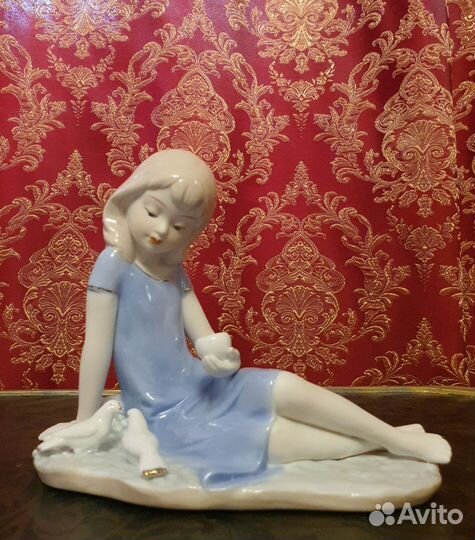 Фарфоровая статуэтка
