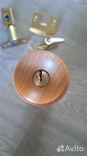 Дверная ручка с защелкой