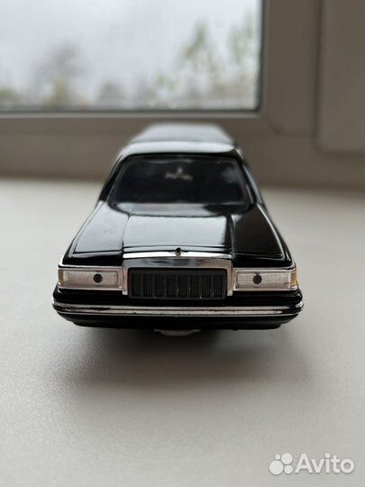 1/24 Lincoln Town Car Limousine 1996 SunnySide