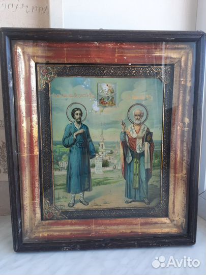 Старинная икона в киоте 