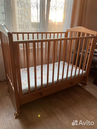 Детская кроватка с маятником и ящиком