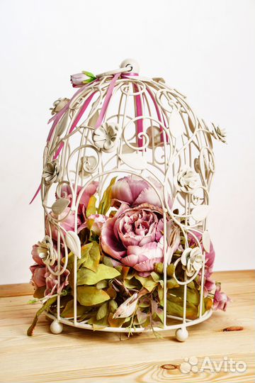 Декоративная клетка с цветочной композицией