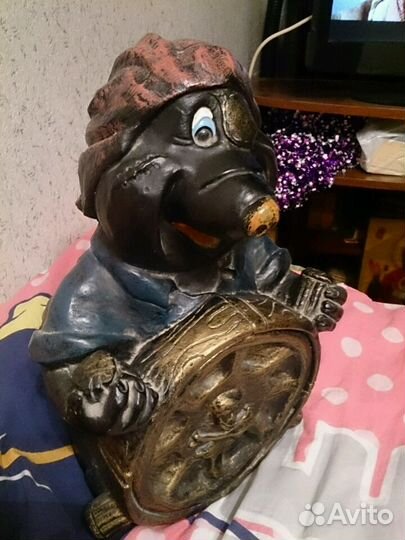 Енот пират.керамическая статуэтка