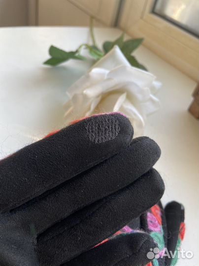 Женские перчатки с вышивкой новые