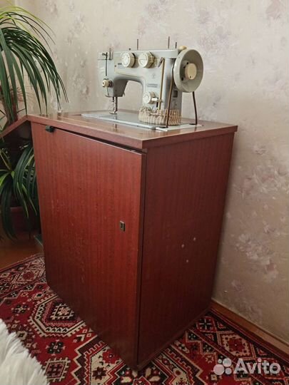 Швейная машина Чайка 142