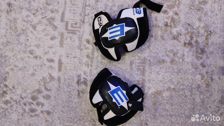 Хоккейный шлем + снаряжение