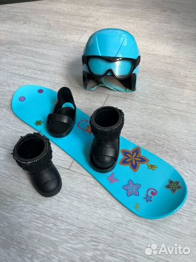 Сноуборд, ботинки, шлем с очками, костюм для куклы