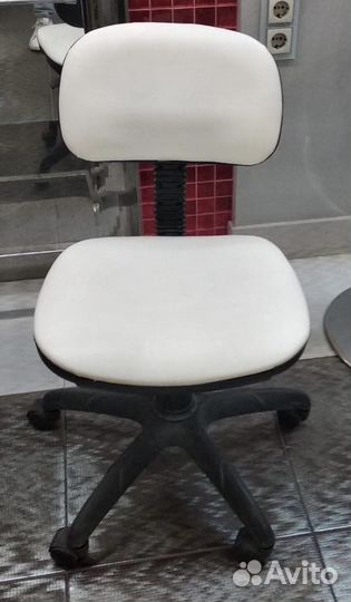 Стул для мастера маникюра бу