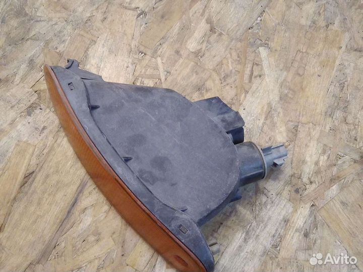 Поворотник правый toyota celica st200