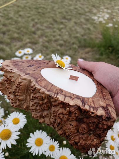 Свеча в деревянном подсвечнике