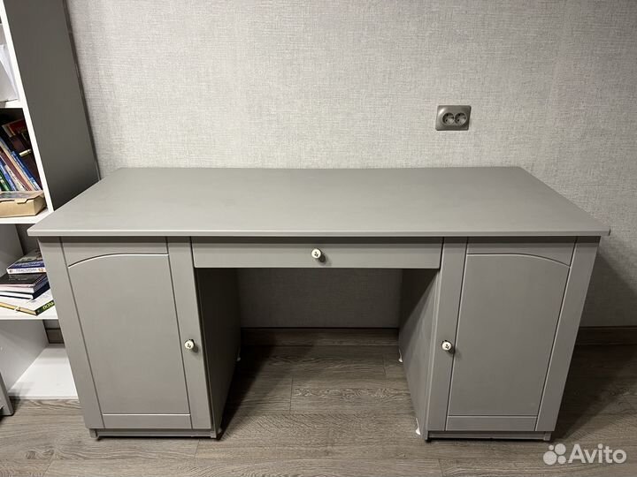 Детский письменный стол с доводчиками