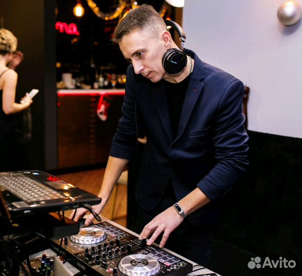 Dj с оборудованием. Звук,свет,дым,телевизор