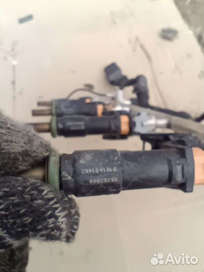 Топливная рампа с форсунками Opel Astra J 1.8