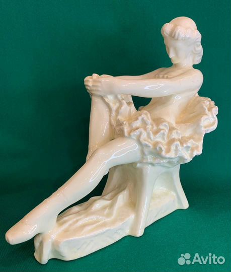 Интерьерная статуэтка «Балерина на стуле»