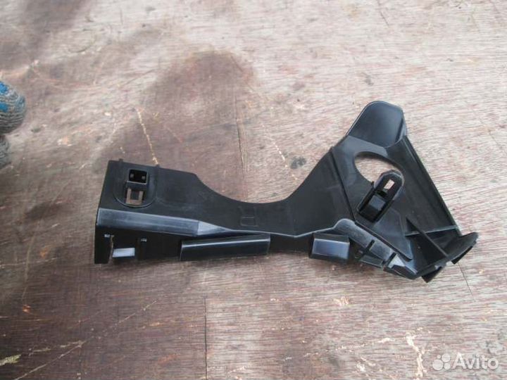 Крепление бампера переднее правое Toyota Corolla