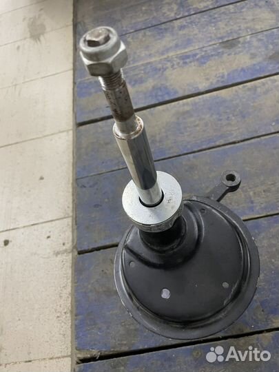 Стойка амортизатора передняя левая калина