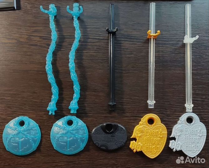 Аксессуары для кукол - подставки, расчески